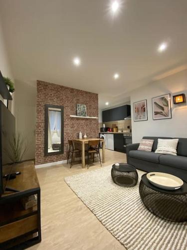 un salon avec un canapé et une table dans l'établissement Le Marrakech Appart' T1 au centre du Mans, au Mans