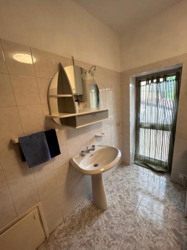 uma casa de banho com um lavatório e um espelho em Cà du Miliu em Sesta Godano