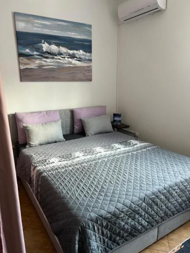 Schlafzimmer mit einem Bett mit Wandgemälde in der Unterkunft Appartement Vila Fajen in Sukošan