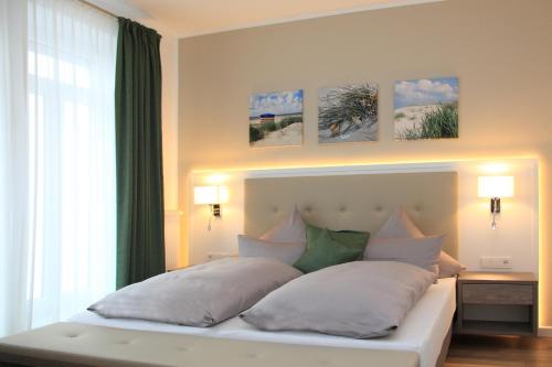 Postel nebo postele na pokoji v ubytování Hotel Inselhof Borkum