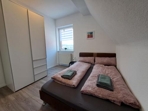 ein Schlafzimmer mit einem Bett mit zwei Kissen darauf in der Unterkunft Ferienhaus Mandelbäumchen in Barth