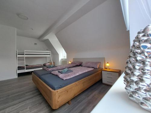 1 dormitorio con 1 cama grande en el ático en Ferienhaus Mandelbäumchen, en Barth