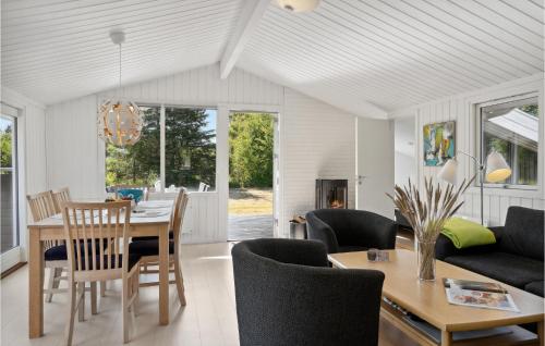 Χώρος καθιστικού στο 3 Bedroom Beautiful Home In Ålbæk