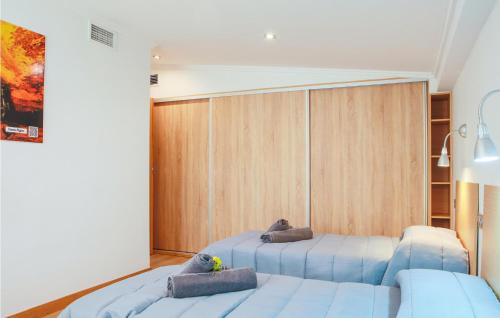 2 camas en una habitación con armarios de madera en 3 Bedroom Amazing Home In Fortuna, en Fortuna