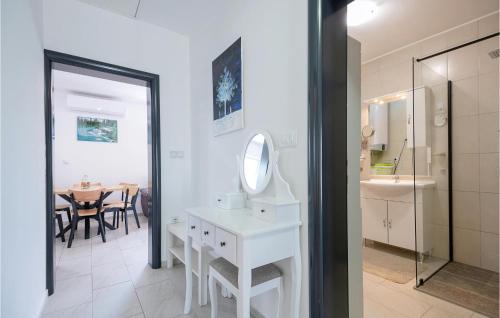 y baño con lavabo, espejo y mesa. en Beautiful Home In Ricice With Lake View, en Kolovrati