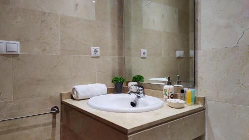 uma casa de banho com um lavatório e um espelho em CALA ALTA sunrise apartments em Benidorm