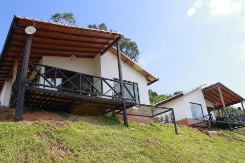 a house on a hill with a balcony at Mesa De los Santos, Balcones De los Santos Cabaña Lounge Eucalipto in Los Santos