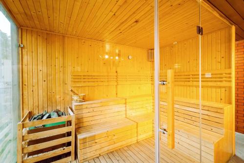 una sauna con paredes de madera y suelo de madera en Family House Nội Bài Airport Hotel & Villa, en Ninh Môn