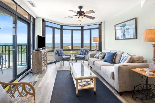 Un lugar para sentarse en Sedgefield 102 Condo