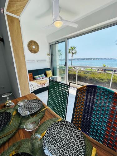 - une table à manger avec vue sur l'océan dans l'établissement VUE MER ET A 20m DE LA PLAGE AVEC PARKING MARINDORE BANDOL, à Bandol