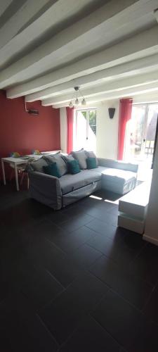 Χώρος καθιστικού στο AUBIGNY appartement centre ville 1e étage