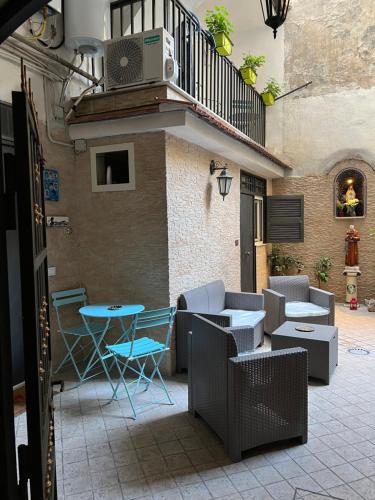 een patio met een tafel en stoelen en verwarming bij Sciabbacco house in Napels