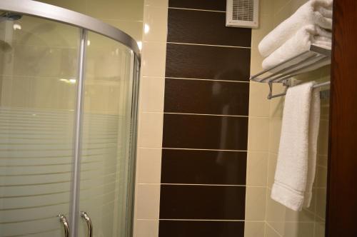 a bathroom with a shower with a glass door at Ream Hotel Amman in Amman