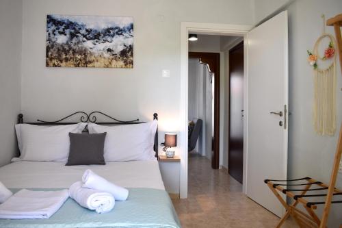 Un dormitorio con una cama con almohadas blancas. en Aestas Vergia Apartments 2, en Nea Kalikratia