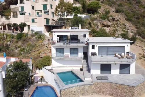 Villa con piscina sobre la Almadrava II