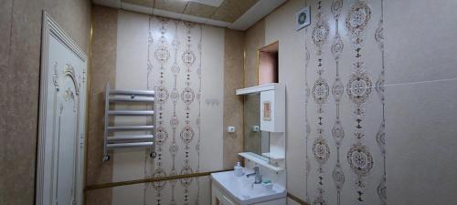 uma casa de banho com um lavatório, um WC e um espelho. em Caspian Seaside Villa em Sumqayıt