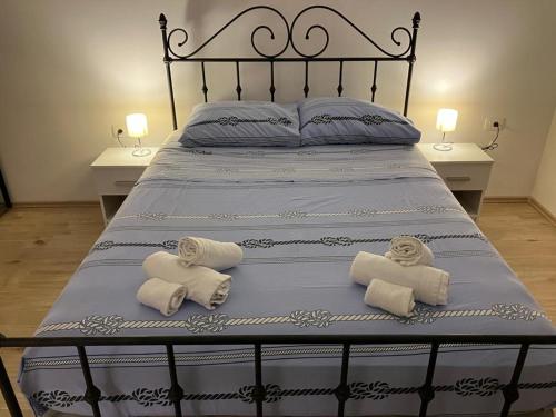 - une chambre avec un lit et des serviettes dans l'établissement Marie, à Zadar