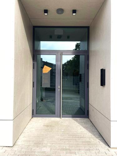 einen Eingang zu einem Gebäude mit einer Glastür in der Unterkunft MyHouse Accommodation in Pärnu