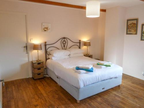 ein Schlafzimmer mit einem Bett mit zwei Handtüchern darauf in der Unterkunft La Bourriette in Montaigu-de-Quercy