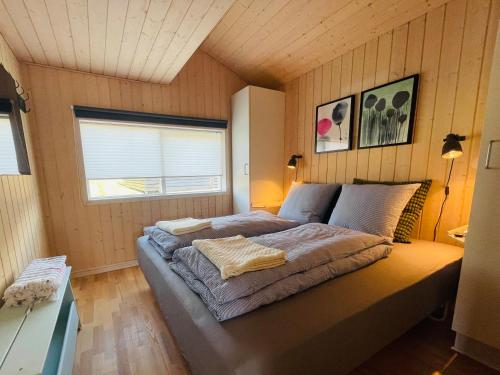 1 dormitorio con 1 cama en una habitación en Sommerhus Dänemark, en Tranekær