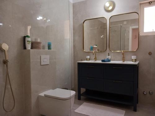 韋爾都勒博的住宿－Royal Course Villa, Vale do Lobo，一间带水槽、卫生间和镜子的浴室