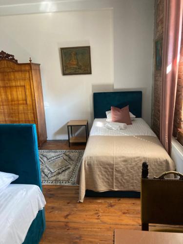 1 dormitorio con 2 camas en una habitación en Villa Italiana pokoje z prywatnymi łazienkami & Odnowa Biologiczna, en Gdynia