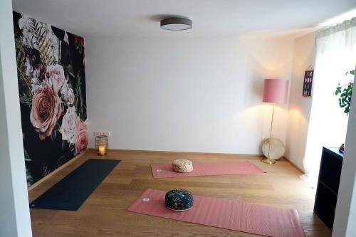 Zimmer mit 3 rosa Yogamatten auf dem Boden in der Unterkunft eleven Marquartstein in Marquartstein