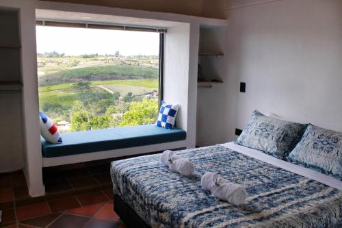 Postel nebo postele na pokoji v ubytování Mesa De los Santos, Balcones De los Santos Cabaña Lounge Eucalipto