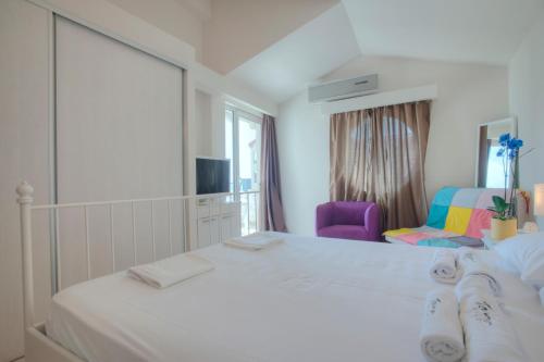 Rúm í herbergi á Apartments and Rooms Teona
