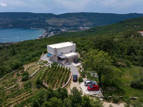 une vue aérienne d'un bâtiment avec une bande de vignes dans l'établissement Villa Trebesin, à Herceg-Novi
