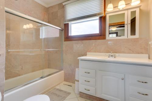 La salle de bains est pourvue d'un lavabo, d'une baignoire et d'une douche. dans l'établissement Waterfront Afton Retreat with Deck, Firepit, Canoe, à Afton