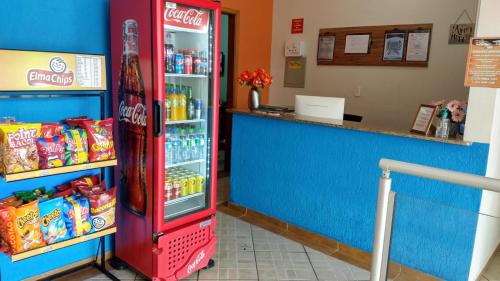 um frigorífico de cocacola numa loja com snacks em HOTEL LÉO em Piranguinho