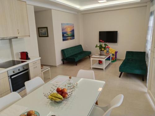 een keuken en een woonkamer met een tafel en stoelen bij Casa dei Maestri in Perivólia
