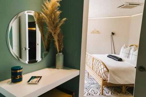 um quarto com uma cama e um espelho em Casa 41 em Escazú