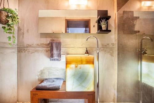 uma casa de banho com um lavatório e um chuveiro com um espelho. em La mejor ubicación con alberca caliente, gym, bar em Cidade do México