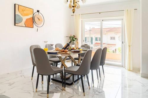 a dining room with a table and chairs at Cascais Garden Villa in Cascais