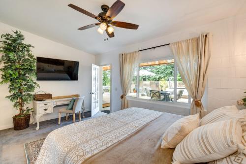 1 dormitorio con 1 cama y ventilador de techo en Modern Meadow Vista Vacation Home with Spacious Deck, 