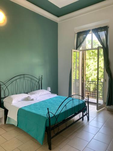 um quarto com uma cama e uma grande janela em GARIBALDI ROOMS em Reggio di Calabria
