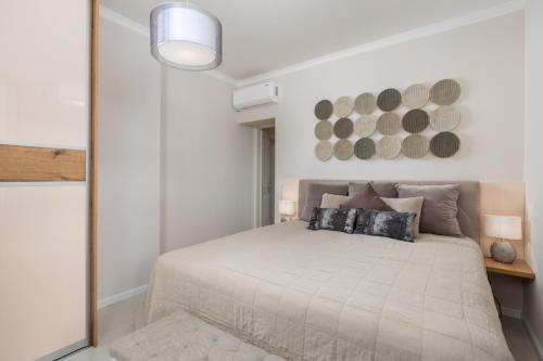 Schlafzimmer mit einem Bett und einem Spiegel in der Unterkunft Deluxe Kvarner 2 in Lovran