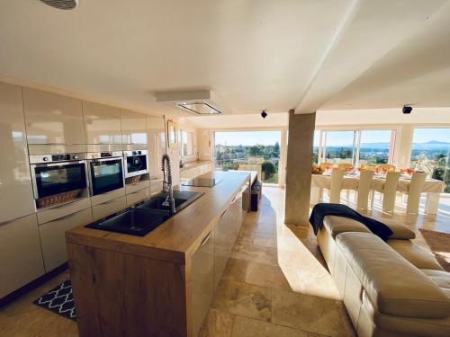 - une cuisine avec un canapé et un évier dans la chambre dans l'établissement Villa Arizona, à Fréjus