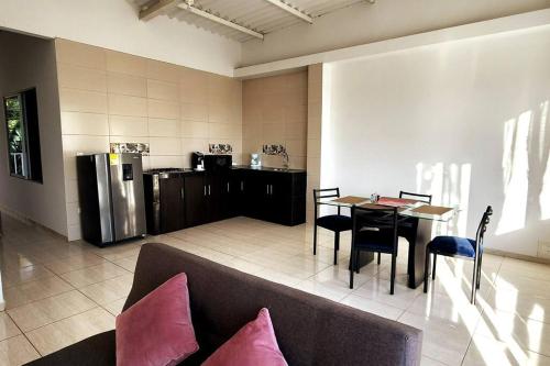 a kitchen with a couch and a table and a refrigerator at Hermoso Apartamento en Mesitas de El Colegio in El Colegio