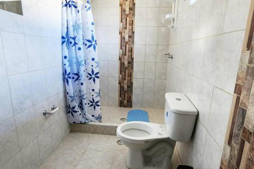 a bathroom with a toilet and a shower at Hermoso Apartamento en Mesitas de El Colegio in El Colegio