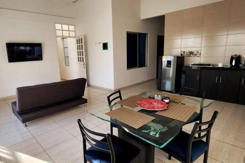 a dining room and kitchen with a table and chairs at Hermoso Apartamento en Mesitas de El Colegio in El Colegio