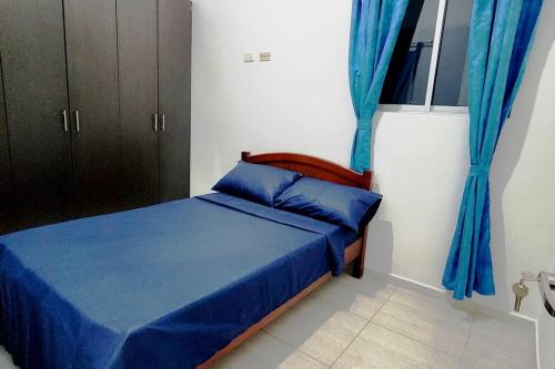a bedroom with a blue bed and blue curtains at Hermoso Apartamento en Mesitas de El Colegio in El Colegio