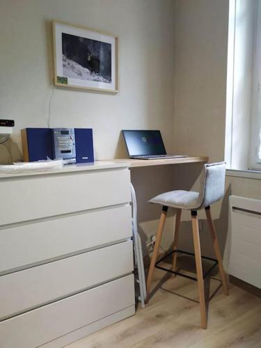 - un bureau avec une chaise et un ordinateur portable dans l'établissement Nid Douillet classé 2 étoiles depuis janvier 2023, à Le Mont-Dore