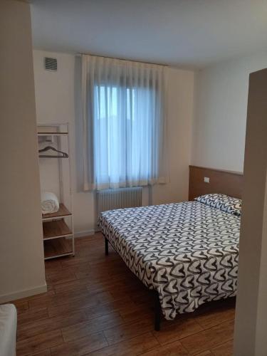博爾索德爾格拉帕的住宿－Appartamento Regina，一间小卧室,配有床和窗户