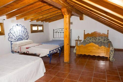1 dormitorio con 2 camas en una habitación en CASA RURAL EL ZARZOSO, en Coria