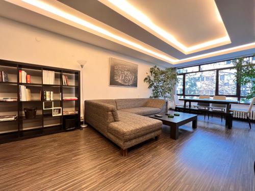 ein Wohnzimmer mit einem Sofa und einem Tisch in der Unterkunft A Luxury Apt 170 m2 3 Bedroom 2 Bathroom at Bestekar Avenue at the heart of Ankara in Ankara