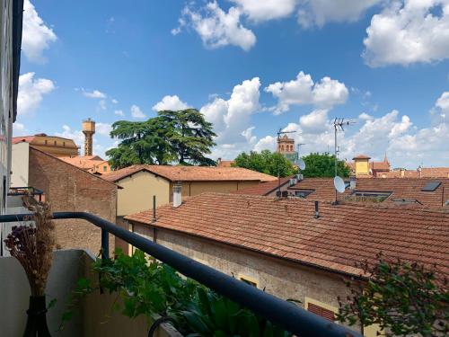 een balkon met daken en uitzicht op de stad bij Charming Home Towers-Roofs View in Bologna