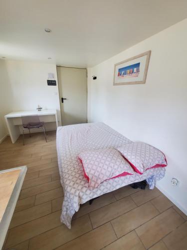 une chambre avec un lit avec une couverture dessus dans l'établissement Bongraine Océan, à La Rochelle